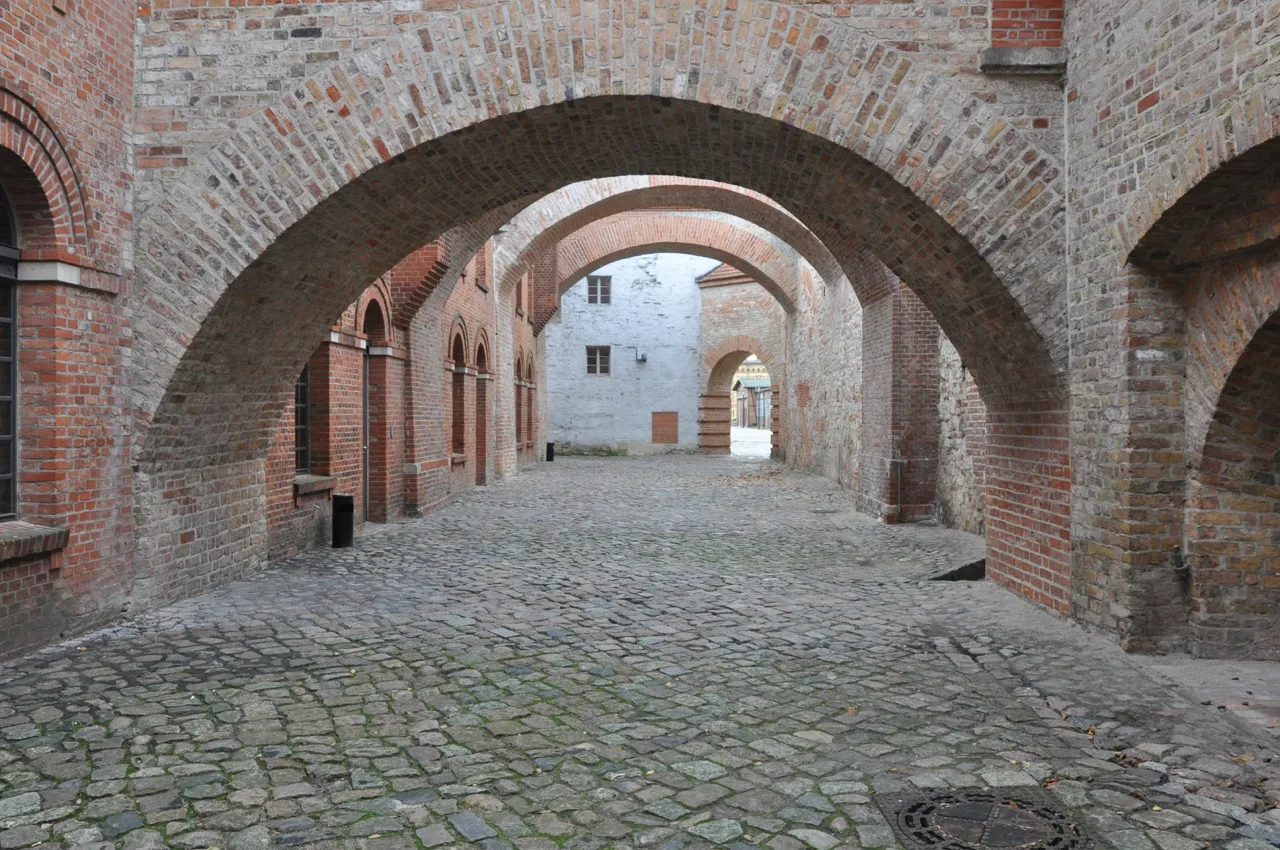 Backsteinhof mit gemauerten Boegen