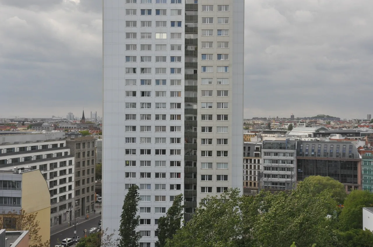 Hochhaus vor weiter Stadtansicht