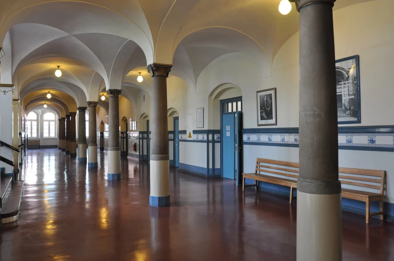 Glasecke mit sachlicher Architektur