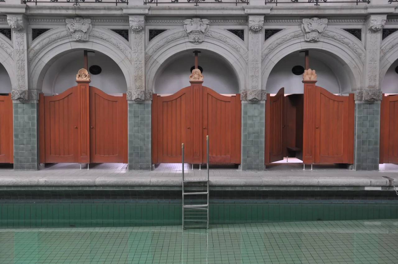 Historisches Schwimmbad mit Holzumkleiden