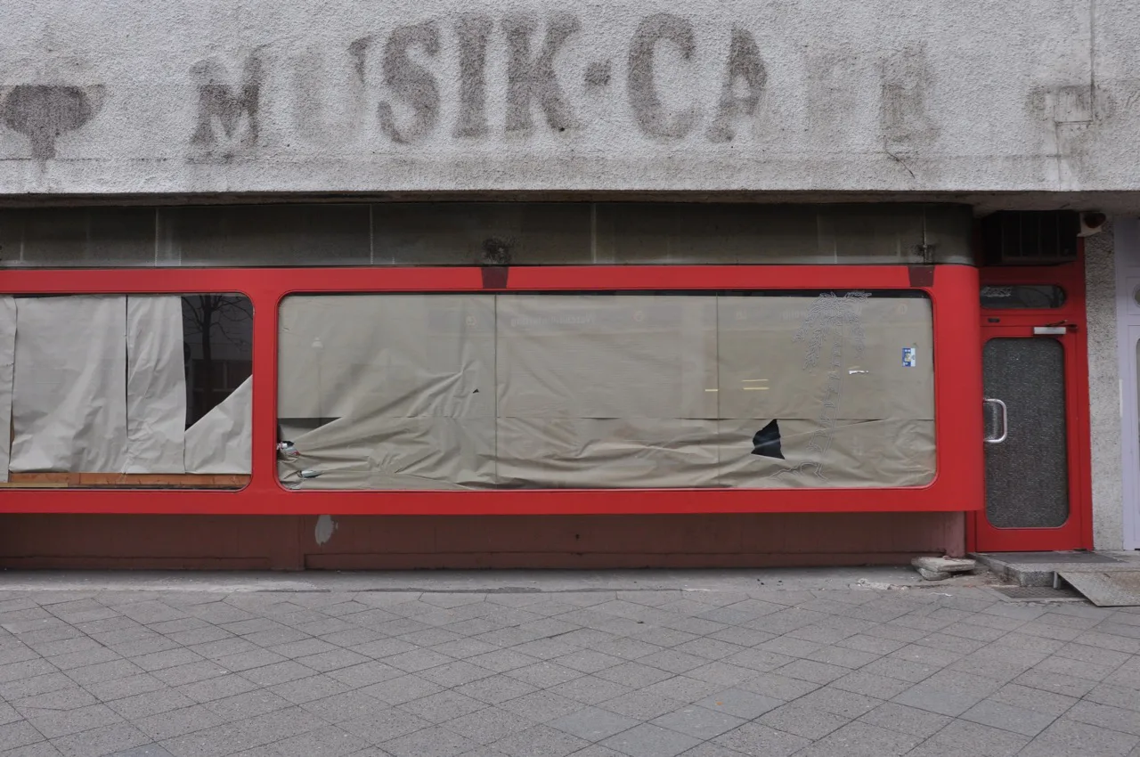 Rote Ladenfront mit verdeckten Fenstern