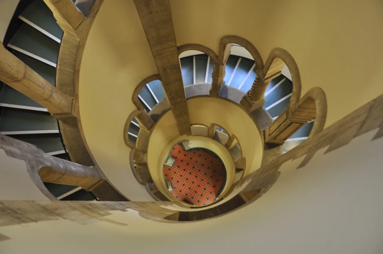 Treppenabsatz mit schlichter Architektur
