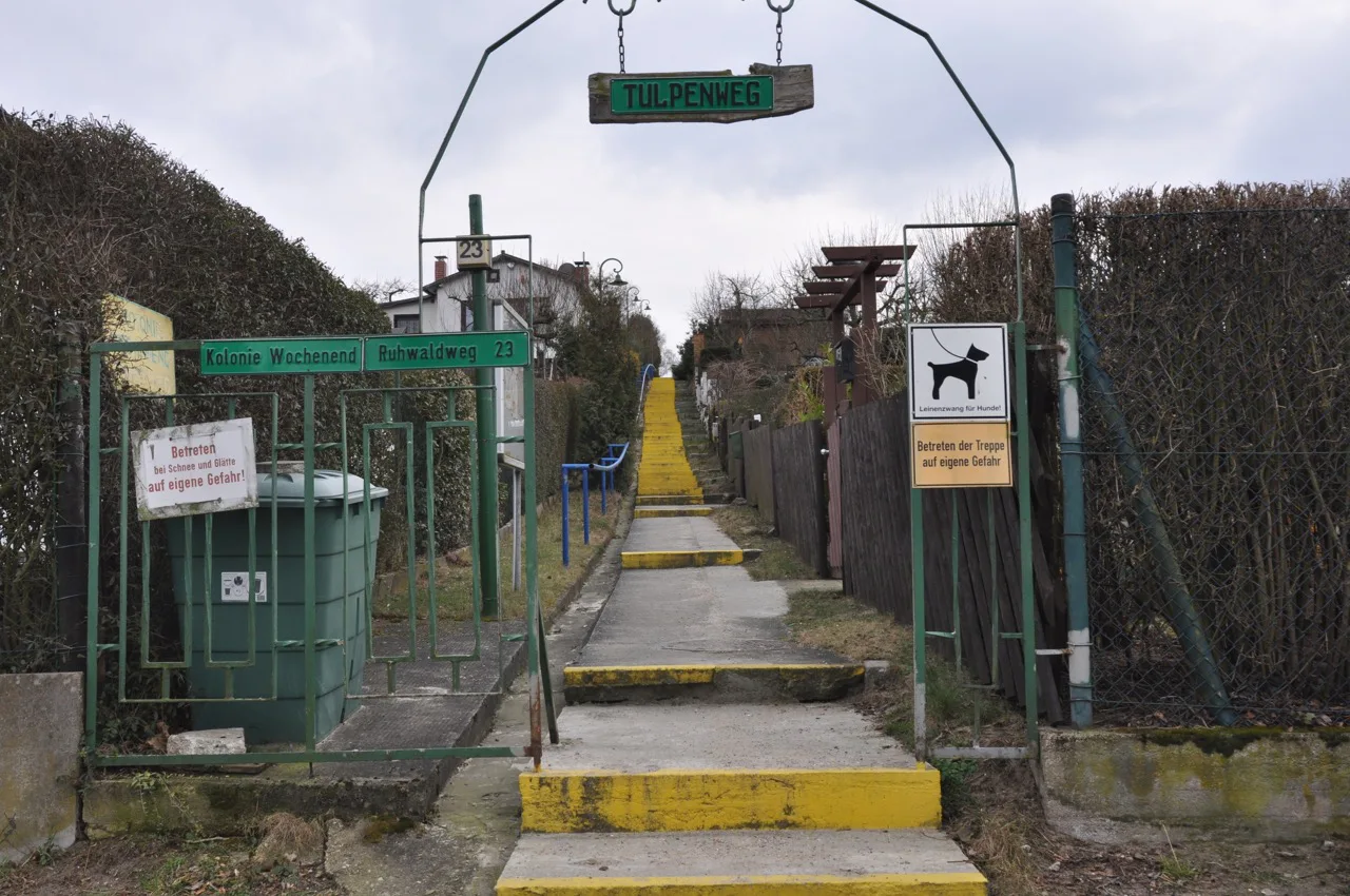 Ruhige Strassenecke mit Fassaden